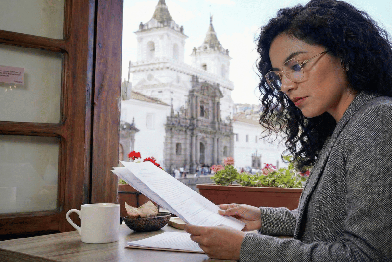 Mujer empresaria usando armazones vicano frente a la iglesia de San Francisco